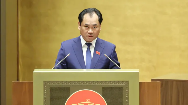 Bộ trưởng Bộ Nông nghiệp và Môi trường Trịnh Việt Hùng trình bày tờ trình về định hướng chính sách sửa đổi Luật Đất đai năm 2024, sáng 19-8. Ảnh: QUANG PHÚC
