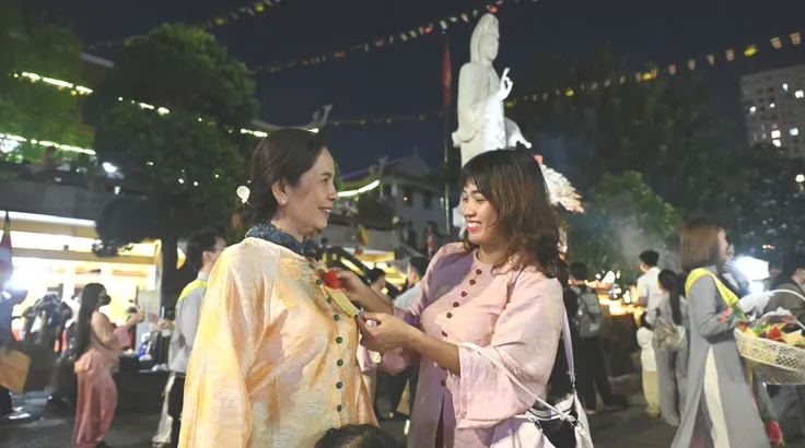 Đông đảo người dân về chùa cầu nguyện mùa Vu Lan