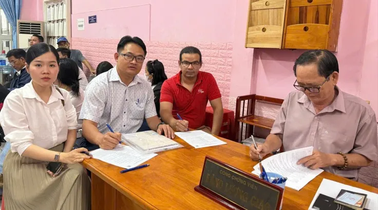 Ông Nguyễn Văn Dũng, Phó Giám đốc Trung tâm Tư vấn pháp luật công đoàn Bình Dương (thứ hai từ trái sang), hỗ trợ công nhân làm thủ tục đòi quyền lợi. Ảnh: THẢO NGUYỄN