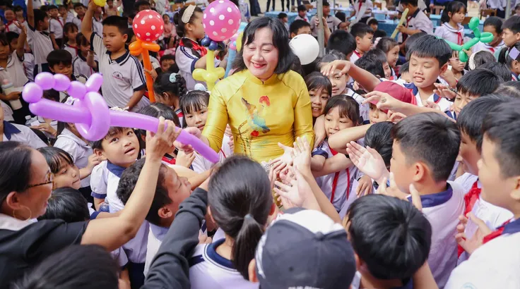 Báo SGGP mang 'Mùa trăng yêu thương' đến với học sinh Vĩnh Long