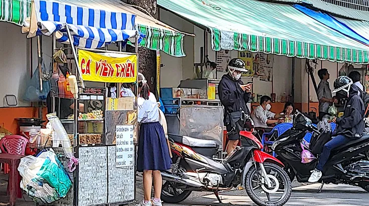 TPHCM siết an toàn thực phẩm buôn bán hàng rong