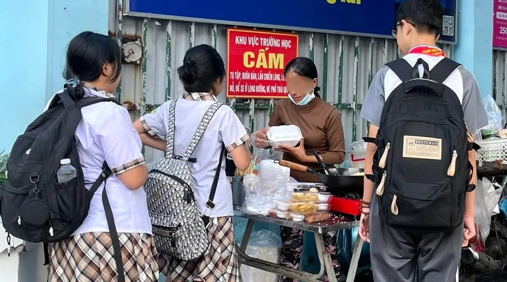 Người bán hàng rong "quên" đeo khẩu trang khi bán thực phẩm cho học sinh