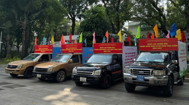 Đoàn xe tuyên truyền trong lễ phát động Tháng Hành động vì ATTP 2026.