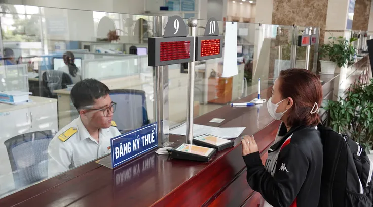 Người dân làm thủ tục về thuế tại Cơ quan Thuế TPHCM. Ảnh: HOÀNG HÙNG