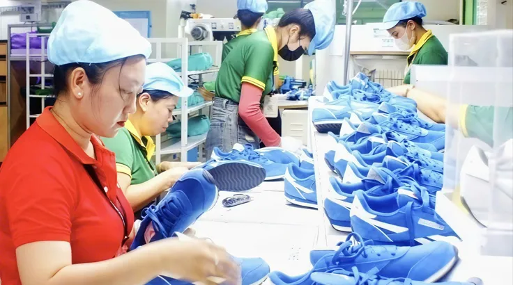 Công nhân làm việc tại Công ty cổ phần Đầu tư và sản xuất công nghiệp Lefaso Trà Vinh, xã Trà Cú, tỉnh Vĩnh Long. Ảnh: TÍN HUY