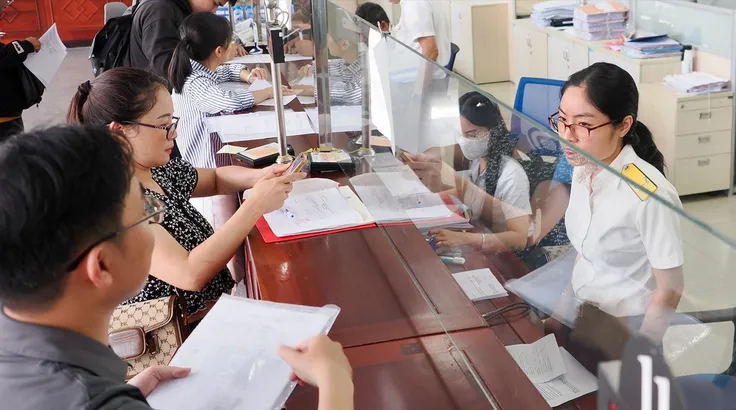 Tiếp nhận và giải quyết hồ sơ thuế tại trụ sở Thuế TPHCM. Ảnh: HOÀNG HÙNG