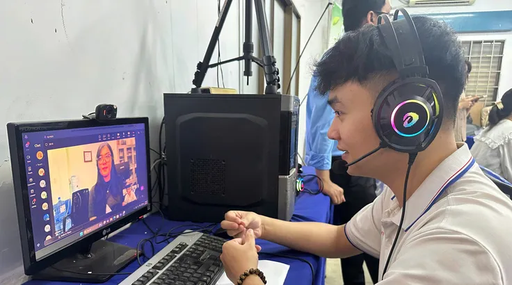 Doanh nghiệp và người ứng tuyển phỏng vấn trực tuyến tại Ngày hội việc làm, do Trung tâm Dịch vụ việc làm TPHCM tổ chức. ẢNH: NGÔ BÌNH