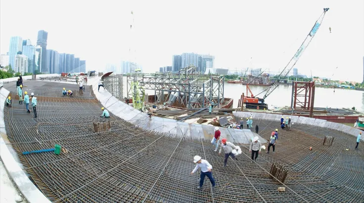 Đơn vị thi công chủ động phối hợp, chuẩn bị nhân lực, thiết bị và phương án kỹ thuật, sẵn sàng triển khai ngay khi sà lan được bàn giao. Ảnh: BẢO ANH