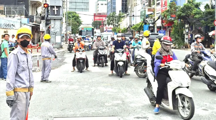 Các phương tiện lưu thông qua ngã tư Cách Mạng Tháng Tám - Nguyễn Thị Minh Khai (phường Bến Thành), sáng 10-10. Ảnh: QUỐC HÙNG