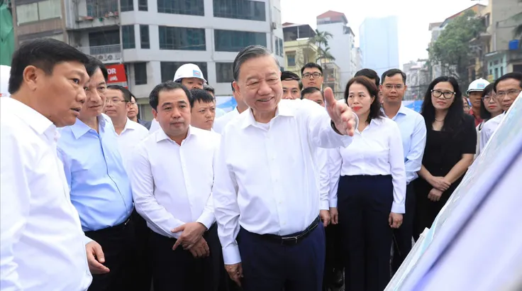 Tổng Bí thư, Chủ tịch nước Tô Lâm cùng đoàn công tác kiểm tra tiến độ Dự án đường Vành đai 2,5 đoạn qua địa bàn phường Cầu Giấy. Ảnh: QUANG THÁI