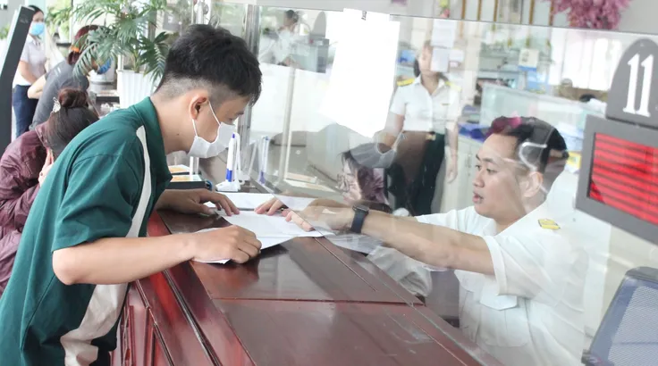 Người dân làm thủ tục về thuế tại trụ sở Thuế TPHCM. Ảnh: MAI HOA