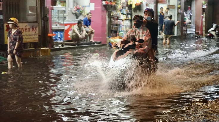 Mưa lớn kết hợp triều cường, nhiều tuyến đường ở Thủ Dầu Một ngập sâu
