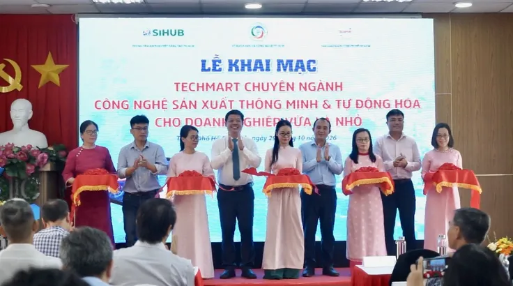 Các đại biểu cắt băng khai mạc Techmart. Ảnh: DUY TRẦN