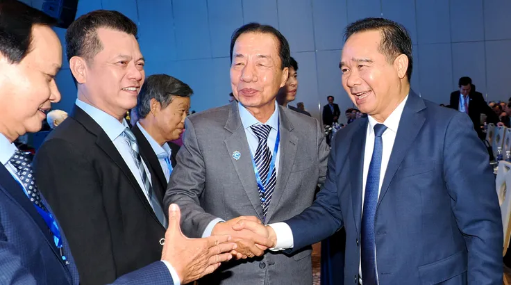 Chủ tịch UBND TPHCM Nguyễn Văn Được gặp gỡ, trao đổi với các doanh nhân tham dự Đại hội Đại biểu Hiệp hội Doanh nghiệp TPHCM lần thứ I, nhiệm kỳ 2026-2031. Ảnh: HOÀNG HÙNG
