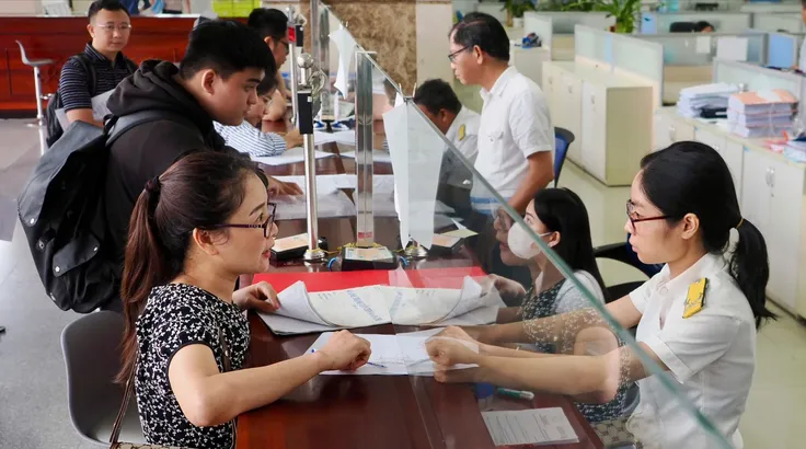 Tiếp nhận và giải quyết hồ sơ thuế tại trụ sở Thuế TPHCM. ẢNH: HOÀNG HÙNG