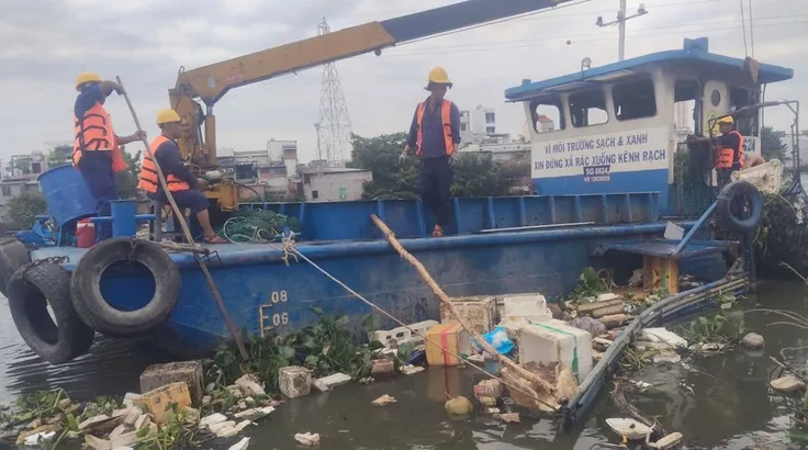 Công nhân vớt rác tại tuyến kênh Đôi, phường Phú Định, TPHCM