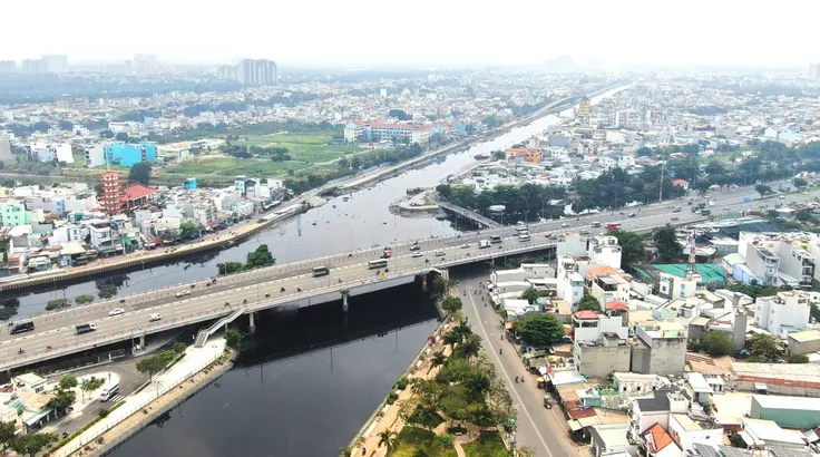 Tăng quyền chủ động để 'đầu tàu' TPHCM bứt tốc