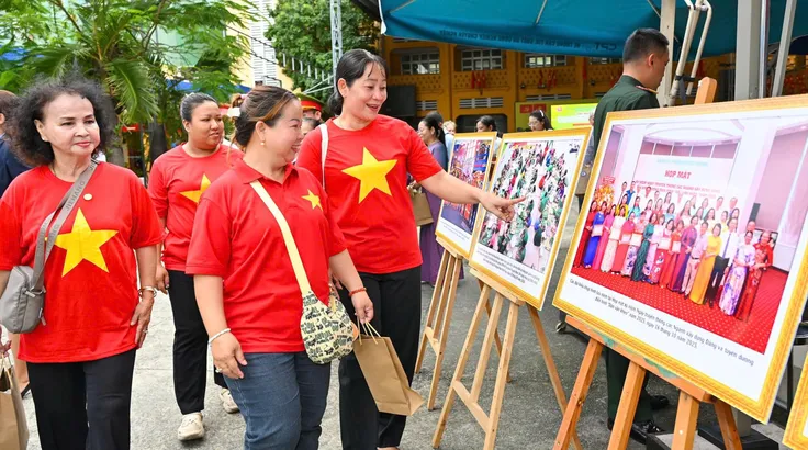 Người dân phường Bến Thành tham quan triển lãm ảnh về những thành tựu kinh tế - xã hội, quốc phòng an ninh. ẢNH: MẠNH THẮNG