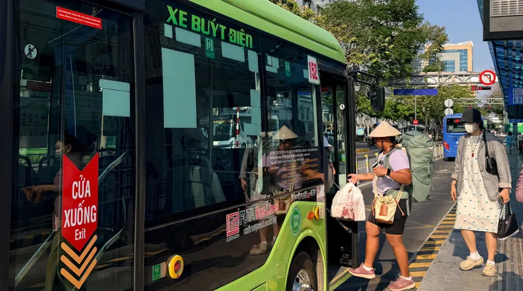 Xe buýt điện đón khách tại trạm trung chuyển Hàm Nghi, phường Sài Gòn, TPHCM. ẢNH: HOÀNG HÙNG
