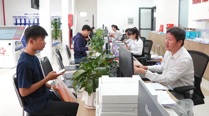 Chuyên viên Trung tâm Phục vụ hành chính công phường Cát Lái tiếp và giải quyết thủ tục hành chính cho người dân. ẢNH: THU HƯỜNG