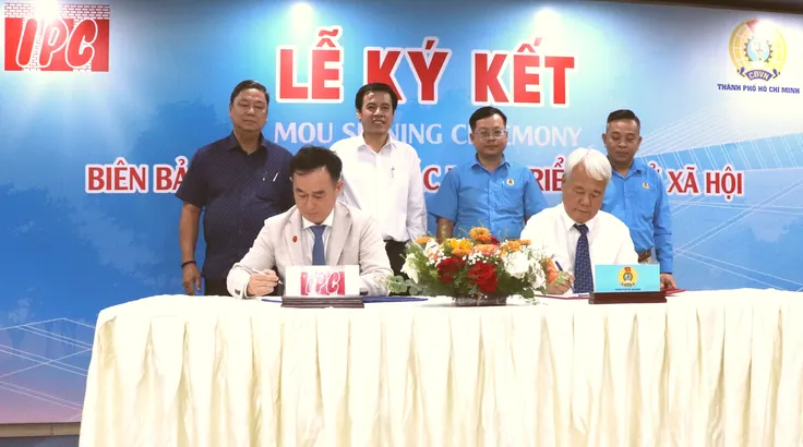 Phó Chủ tịch Thường trực LĐLĐ TPHCM Võ Khắc Thái và Quyền Tổng Giám đốc Công ty IPC Võ Hồng Tài ký biên bản ghi nhớ hợp tác. Ảnh: THÁI PHƯƠNG