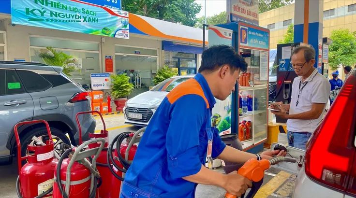 Người dân đổ xăng E10 tại cây xăng Petrolimex trên đường Phạm Hồng Thái, phường Bến Thành, TPHCM. Ảnh: HOÀNG HÙNG