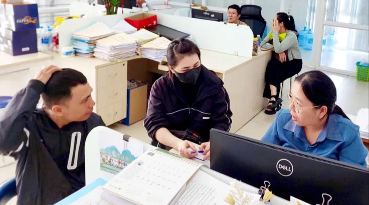Cán bộ Thuế cơ sở 13 TPHCM hướng dẫn hộ kinh doanh thực hiện thủ tục thuế, trưa 31-7. Ảnh: KHÁNH CHÂU