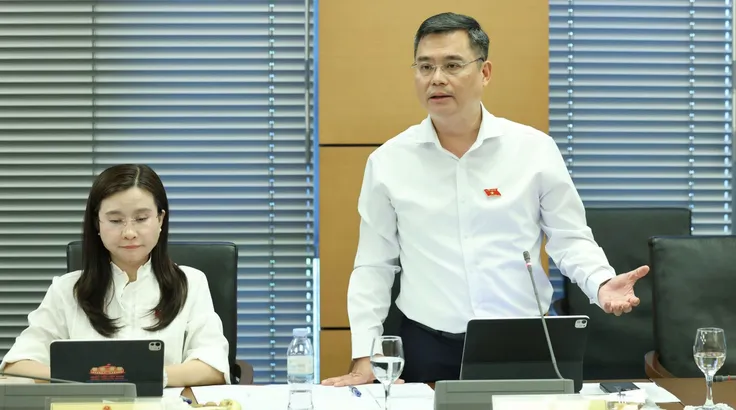 ĐB Nguyễn Thanh Tùng (TPHCM), Chủ tịch Hội đồng Quản trị Vietcombank phát biểu tại phiên họp tổ ĐB Quốc hội TPHCM chiều 6-8. Ảnh: QUANG PHÚC