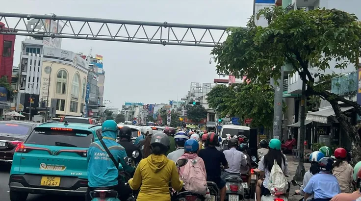 TPHCM gắn camera giao thông đếm phương tiện. Ảnh: QUỐC HÙNG