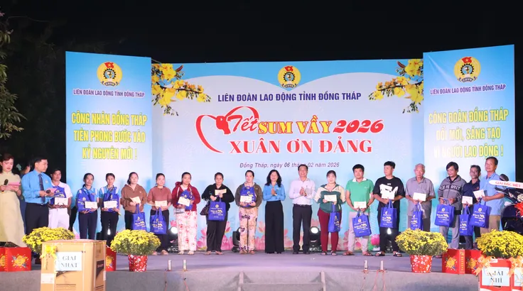 Đồng Tháp: Trao hơn 10.800 phần quà Tết đến công nhân khó khăn