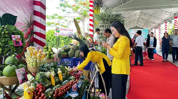 Rực sắc màu ngày hội tôn vinh trái cây miền Tây