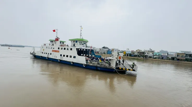 Phà Bình Khánh kết nối xã Nhà Bè và xã Bình Khánh qua sông Soài Rạp. Ảnh: ĐÌNH DƯ