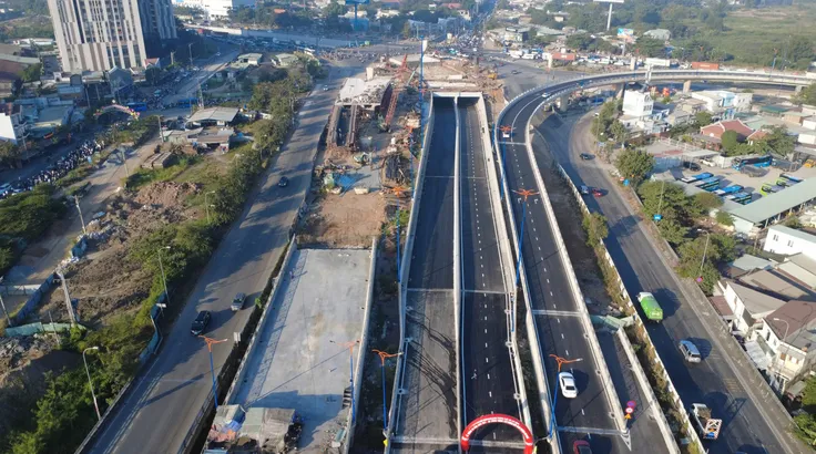 Nhiều dự án giao thông giải ngân chậm. Ảnh: QUỐC HÙNG