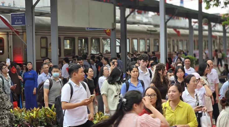 Hành khách xếp hàng chờ lên tàu. Ảnh: VĂN THIỆU