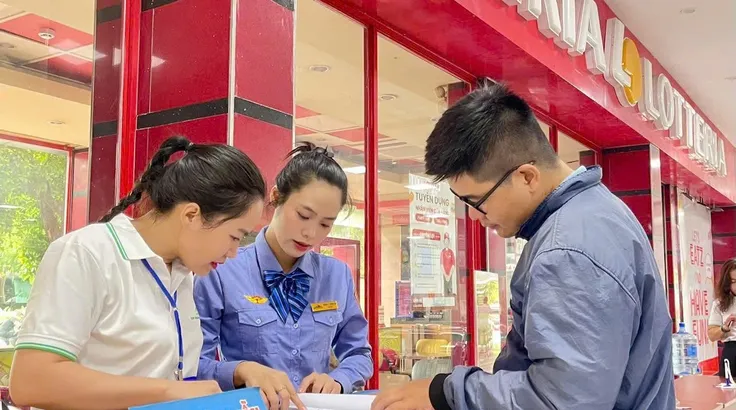 Hành khách mua vé trực tiếp ở ga Sài Gòn. Ảnh: QUỐC HÙNG