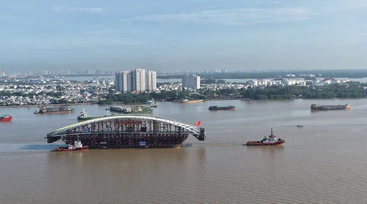 Đoàn tàu lai dắt nhịp chính cầu đi bộ qua sông Sài Gòn, di chuyển trên sông Soài Rạp qua khu vực cầu Bình Khán. Ảnh: QUỐC HÙNG