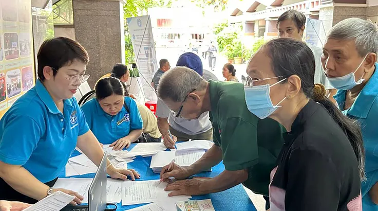 Chuyên viên BHXH TPHCM tư vấn chính sách BHYT, BHXH cho người dân
