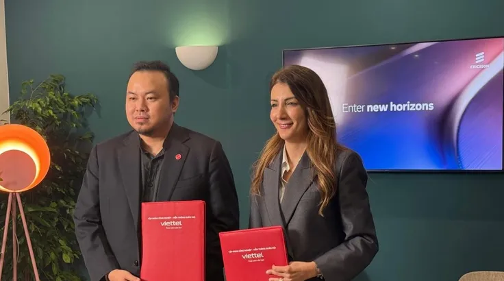 Bà Rita Mokbel, Chủ tịch Ericsson Việt Nam và ông Lê Quang Hiếu, Phó Tổng giám đốc Viettel Networks, tại buổi lễ ký kết.