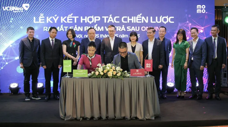 Đại diện MoMo và VCBNeo ký kết hợp tác. 