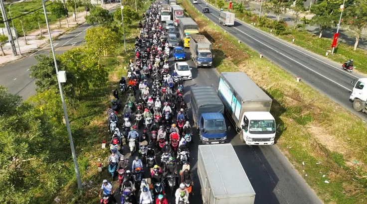 Dòng xe nối đuôi nhau trên quốc lộ 1, đoạn gần nút giao với quốc lộ 62 (phường Long An)