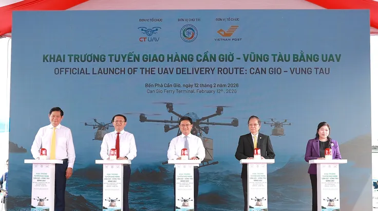 Phó Chủ tịch UBND TPHCM Nguyễn Mạnh Cường cùng các đại biểu ấn nút khởi động chương trình. Ảnh: QUANG HUY