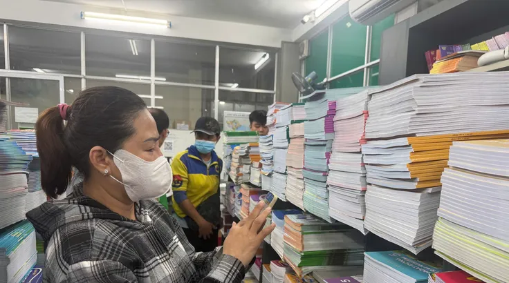 Phụ huynh mua SGK tại trụ sở NXBGDVN tại TPHCM sáng 29-8