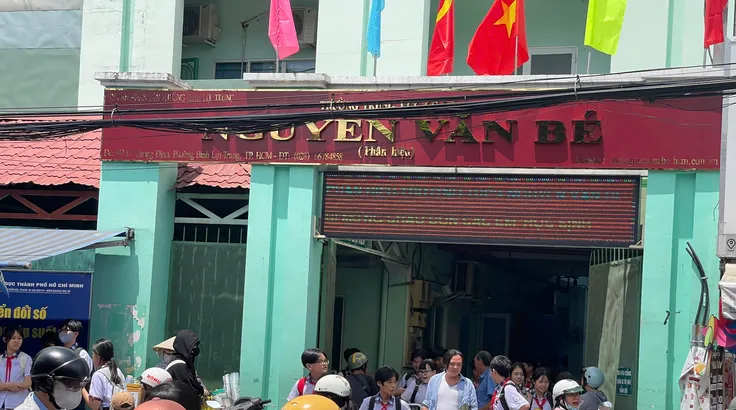 Phụ huynh chờ đón con tại phân hiệu Trường THCS Nguyễn Văn Bé (phường Bình Lợi Trung, TPHCM) vào trưa 7-9