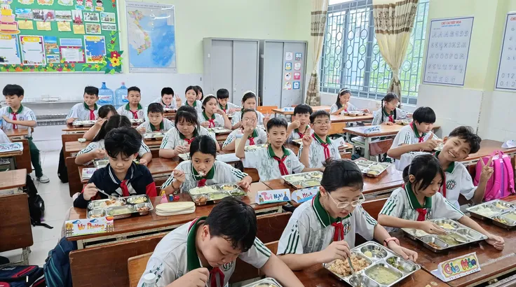 Bữa trưa bán trú của học sinh Trường Tiểu học Hiệp Tân (phường Phú Thạnh) trong tuần học đầu tiên của năm học mới