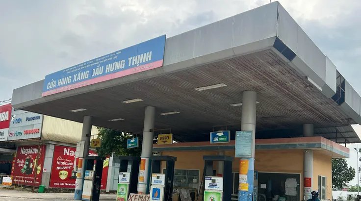 Một cây xăng ở xã Quốc Oai, TP Hà Nội tạm dừng bán xăng vào chiều 27-7. Ảnh: VĂN PHÚC