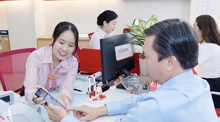 Giao dịch tại một ngân hàng ở TPHCM. ẢNH: MINH HUY