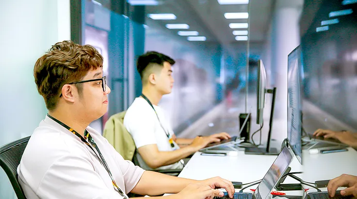 Nhân viên công nghệ làm việc tại khu Campus công nghệ cao của FPT Softwave, Khu Công nghệ cao TPHCM. ẢNH: KHẢ HÂN