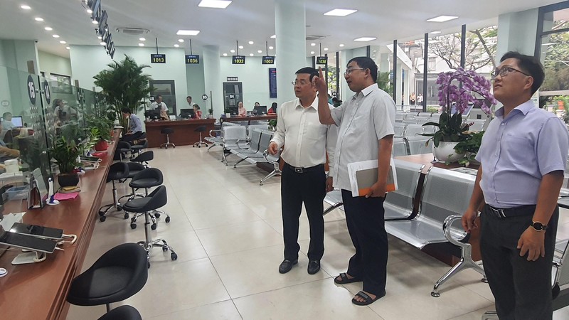 Giám đốc Sở TN-MT TPHCM Nguyễn Toàn Thắng (trái) kiểm tra tại CN TP Thủ Đức