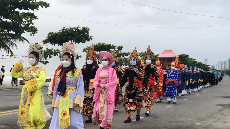 Đoàn rước trong trang phục áo dài, khăn đóng cùng kiệu rước, đội dâng hoa quả tiến về lễ đài chính thực hiện nghi thức cầu an, cầu ngư