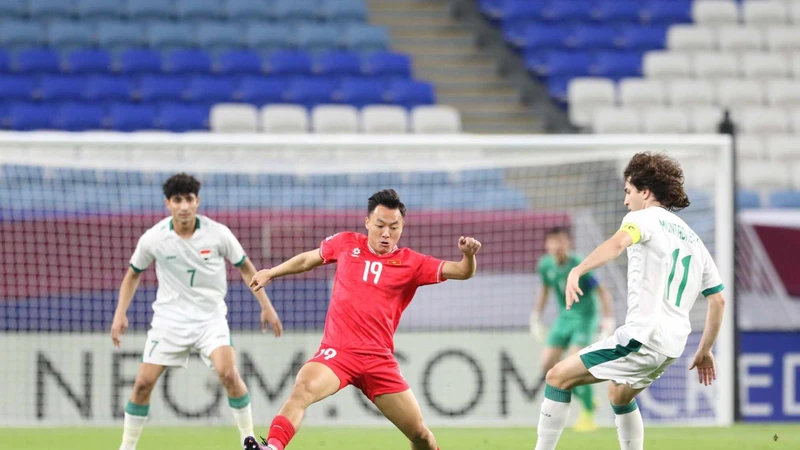 Thái Sơn cùng các tiền vệ U23 Việt Nam khá vất vả trong việc tranh chấp khu trung tuyến cùng U23 Iraq